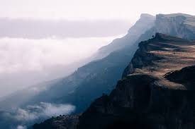 Jabal Samhan: 7 Incredibili Motivi per Scoprire la Montagna Più Spettacolare dell’Oman