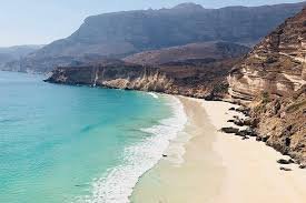 Al Fazayah Beach: 7 Motivi per cui è la Spiaggia più Incredibile e Spettacolare dell’Oman